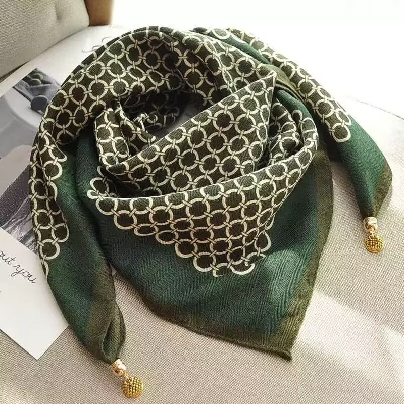 Magnetic buckle herringbone velvet square scarf 68*68cm, a fashionable new bestseller. For more new styles, please ask me for pictures. Welcome to purchase detail image 4
