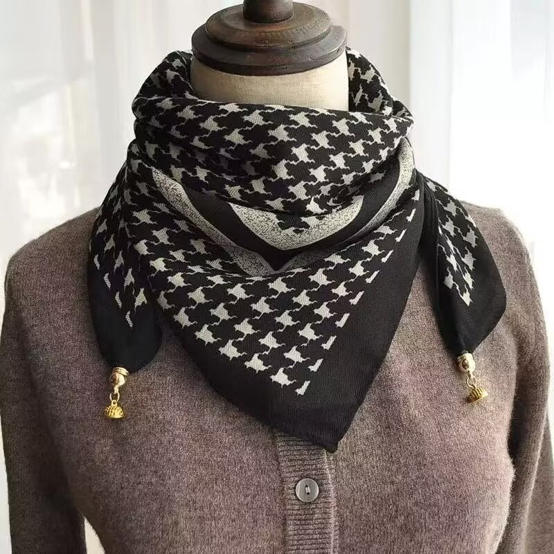 Magnetic buckle herringbone velvet square scarf 68*68cm, a fashionable new bestseller. For more new styles, please ask me for pictures. Welcome to purchase Item Picture
