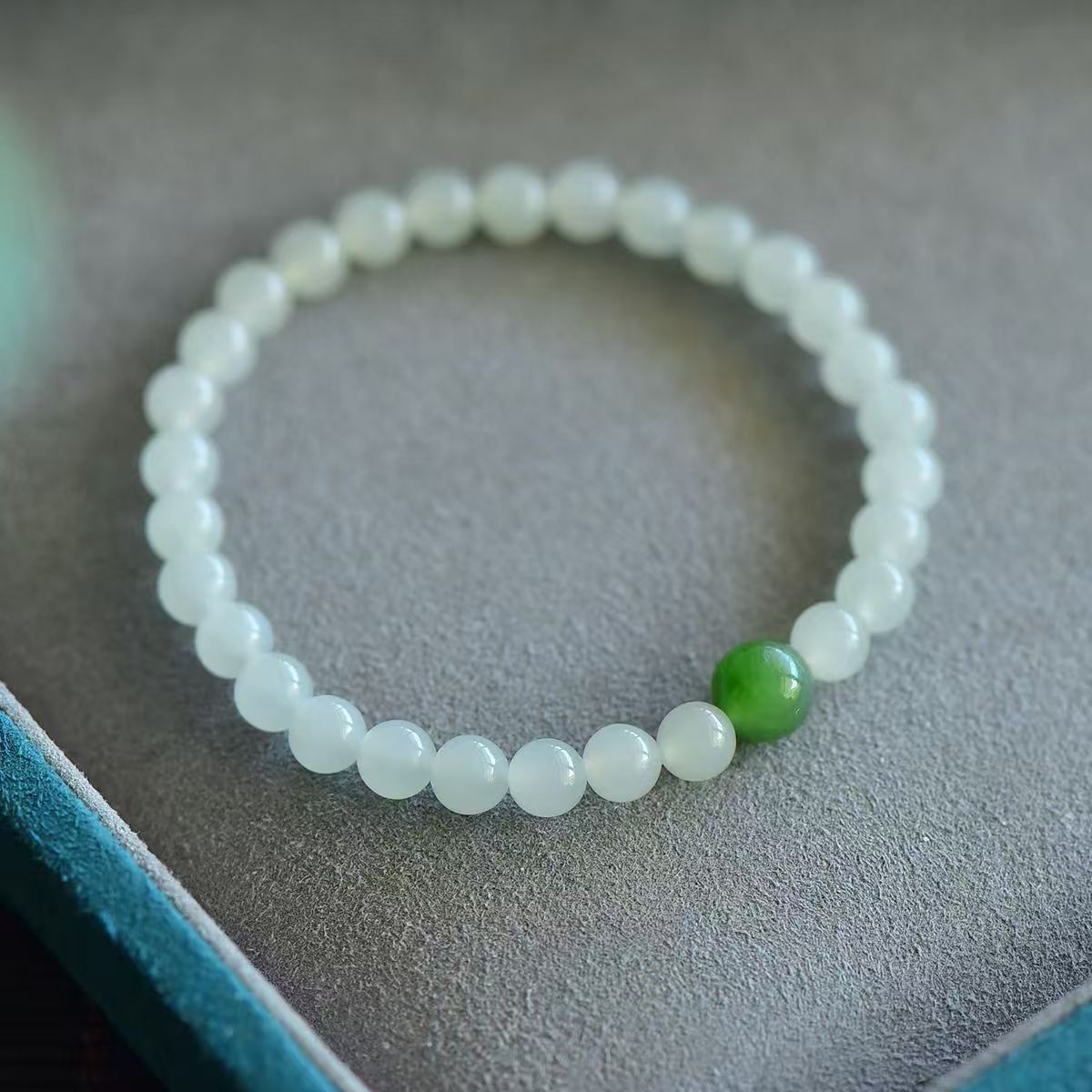 Natural Hetian jade bracelet, exquisite sheep fat white jade round bead women's jade bracelet, green jade single circle gift details Picture