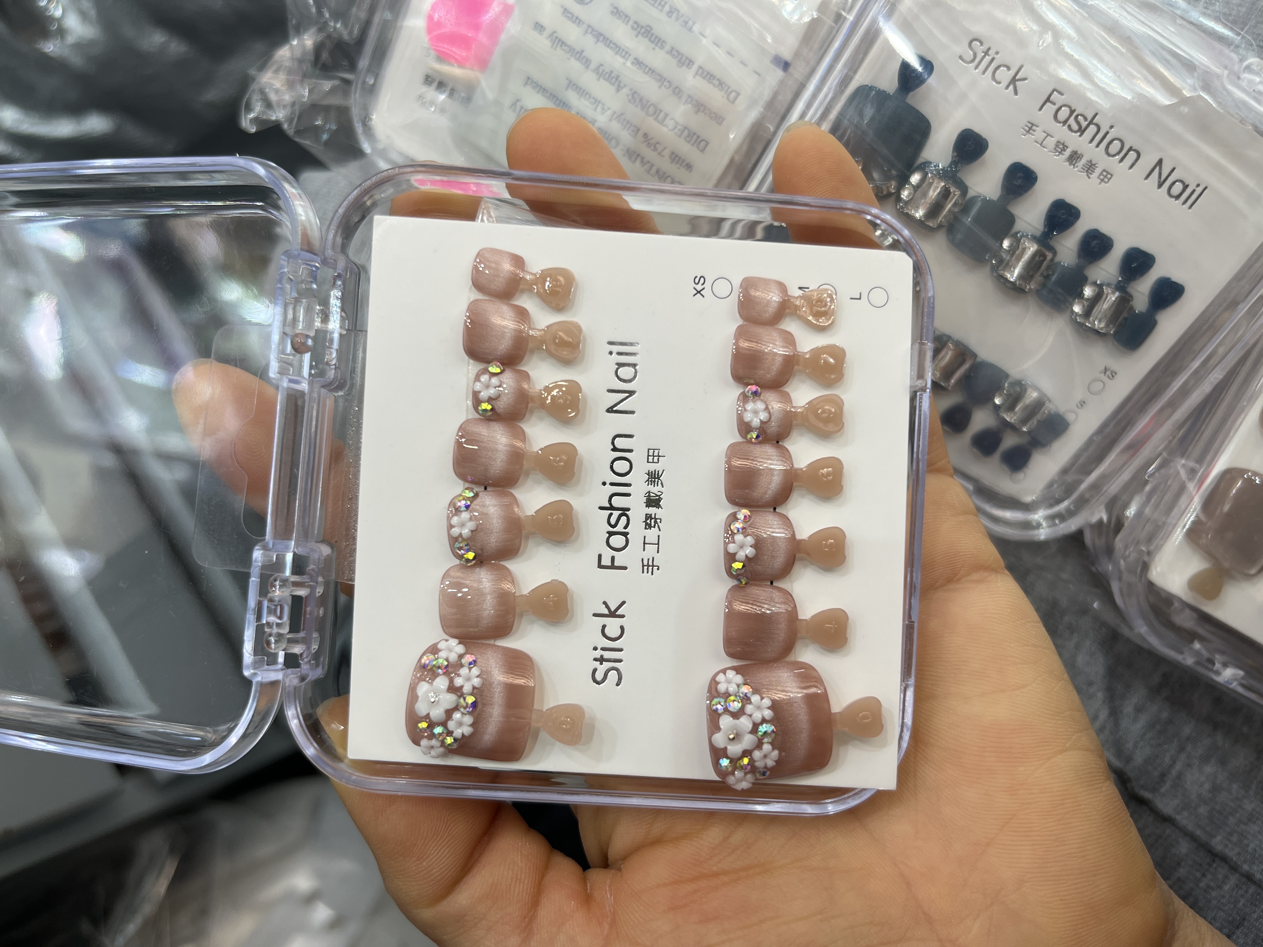 The spring and summer styles of the handcrafted nail art and toenails can be reused repeatedly. The nail art can be mixed in a bag or a box Application Scenario