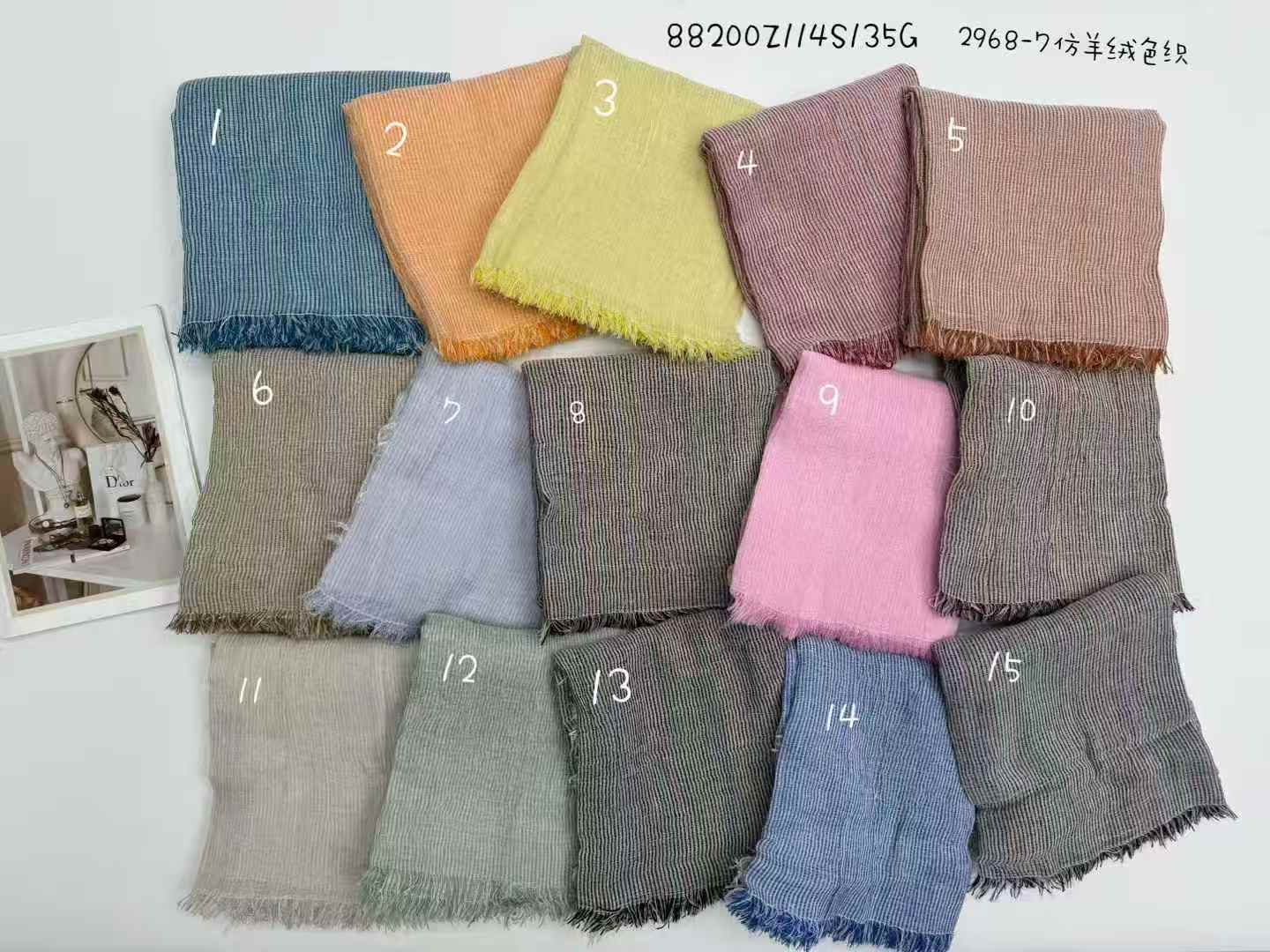 Casual scarves and shawls for vacation and casual wear are paired with the latest popular and fashionable artificial cotton material
