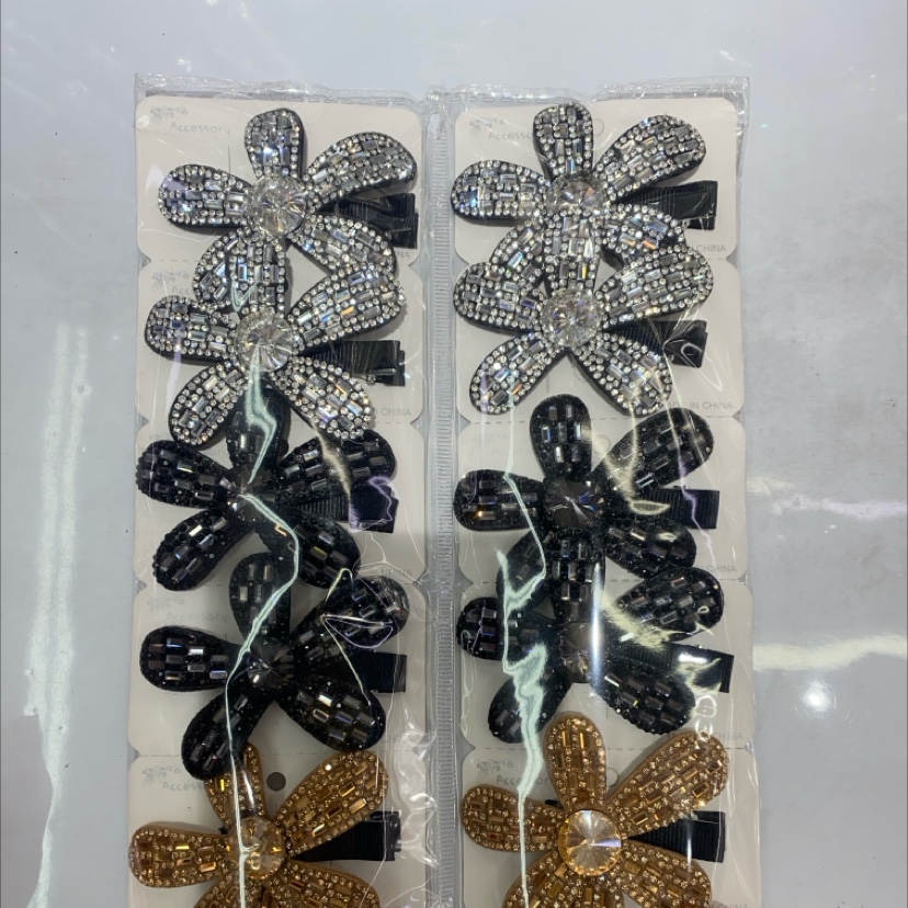 区别于基础款发夹，蝴蝶+满钻的组合更有辨识度，拍照上镜超吸睛。
夹在刘海/鬓角可弱化脸部棱角，夹在头顶/半扎发能增高颅顶
