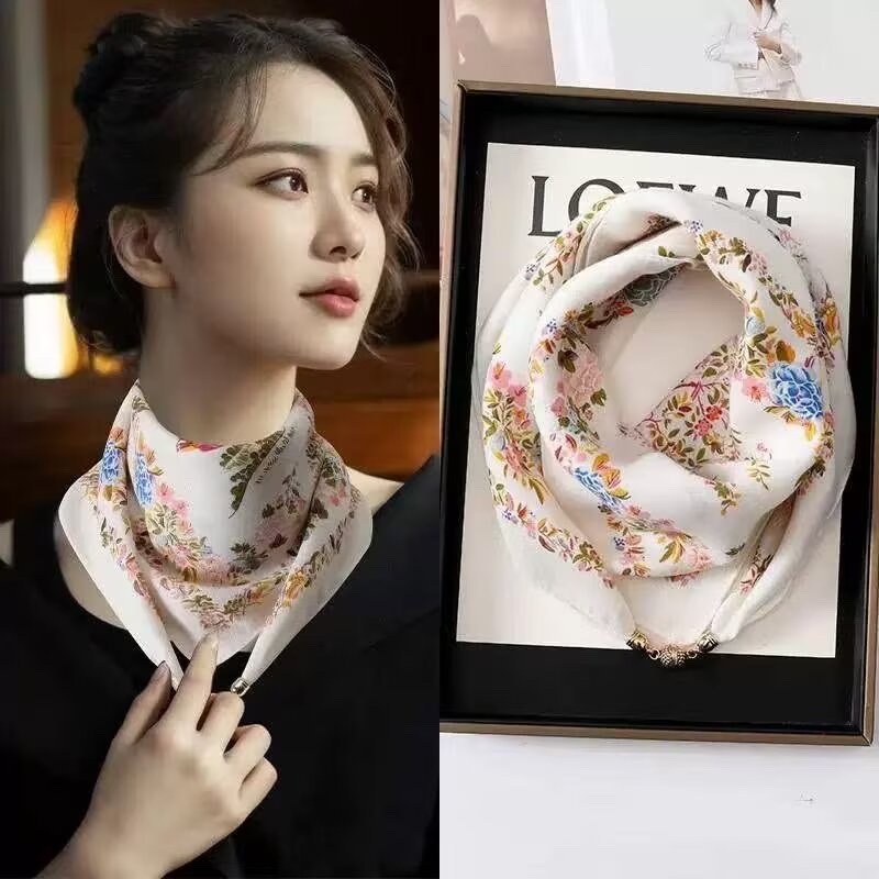 Magnetic buckle herringbone velvet square scarf 68*68cm, a fashionable new bestseller. For more new styles, please ask me for pictures. Welcome to purchase