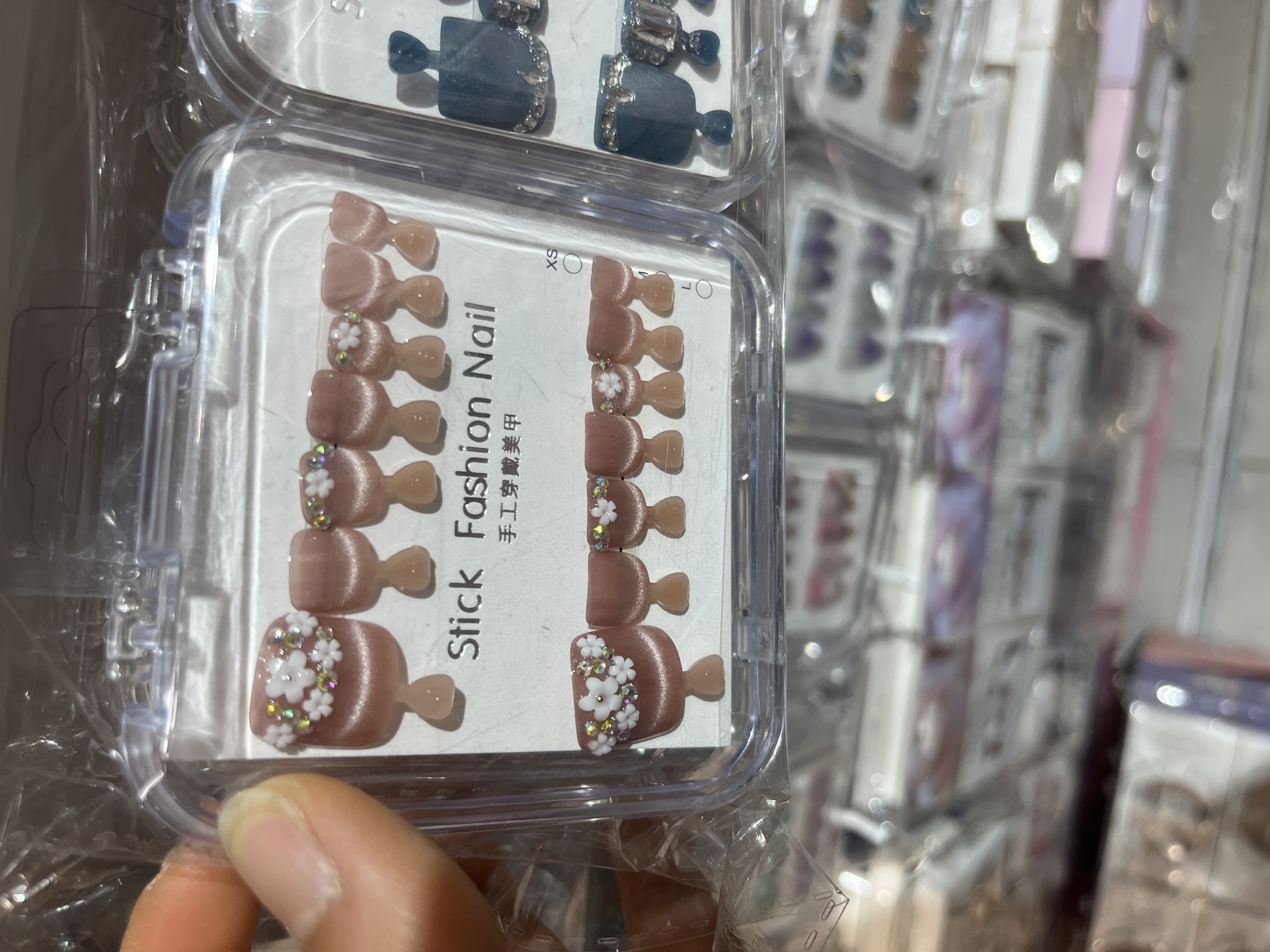 The spring and summer styles of the handcrafted nail art and toenails can be reused repeatedly. The nail art can be mixed in a bag or a box details Picture