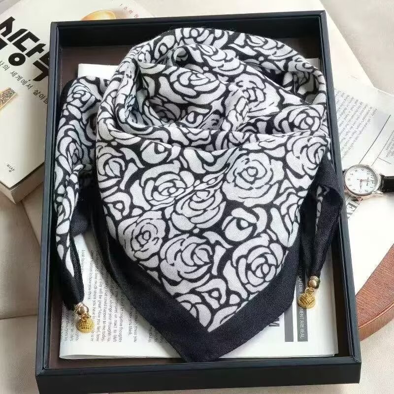 Magnetic buckle herringbone velvet square scarf 68*68cm, a fashionable new bestseller. For more new styles, please ask me for pictures. Welcome to purchase detail image 17