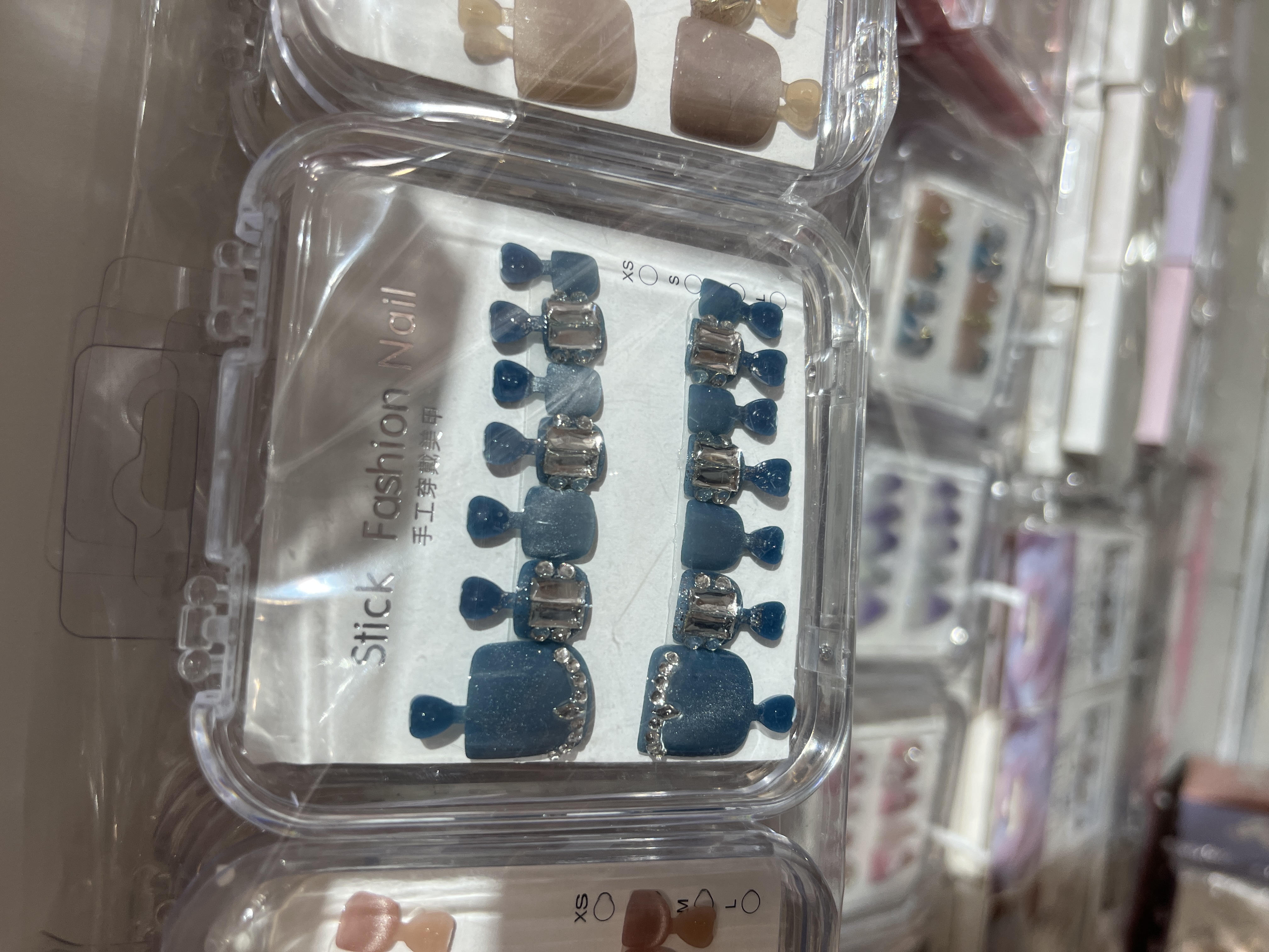 The spring and summer styles of the handcrafted nail art and toenails can be reused repeatedly. The nail art can be mixed in a bag or a box Specification image