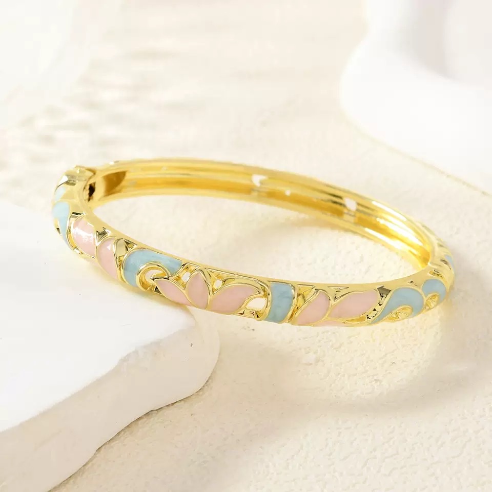 Oil-dripping bracelet, a retro cross-border trade bestseller, is a colorful gift and souvenir for women in multiple colors Application Scenario