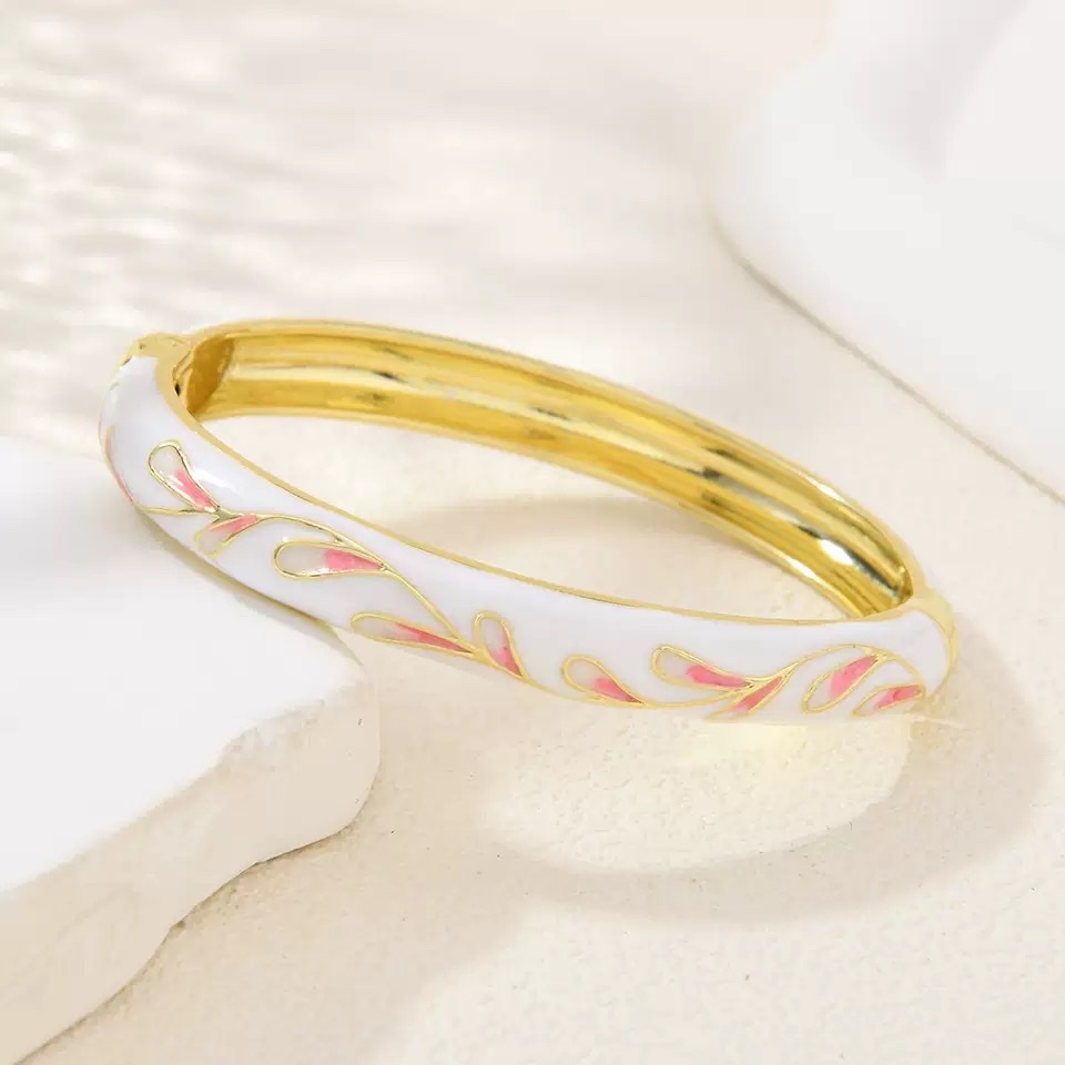 Oil-dripping bracelet, a retro cross-border export bestseller, is a colorful gift and souvenir for women Application Scenario