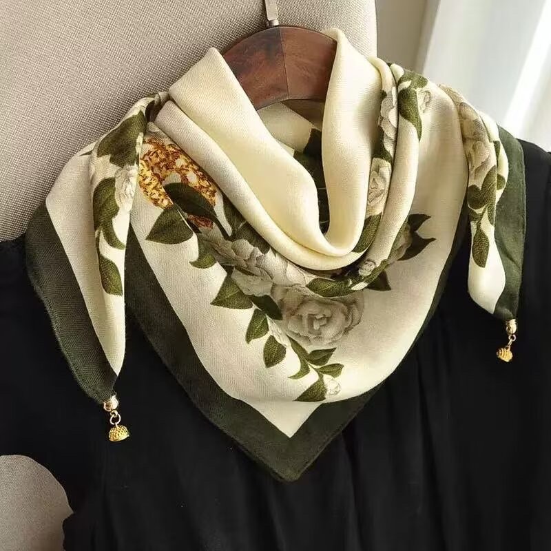 Magnetic buckle herringbone velvet square scarf 68*68cm, a fashionable new bestseller. For more new styles, please ask me for pictures. Welcome to purchase Application Scenario