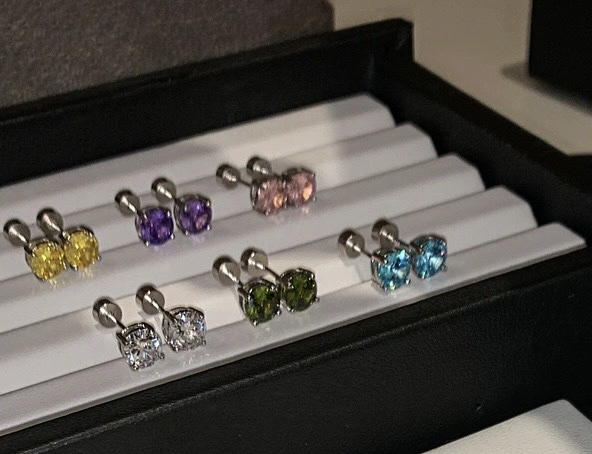 Titanium steel crystal flash zircon, Hua Zi ear studs, women's ear piercings, cochlear studs, ear bone studs, earrings Application Scenario