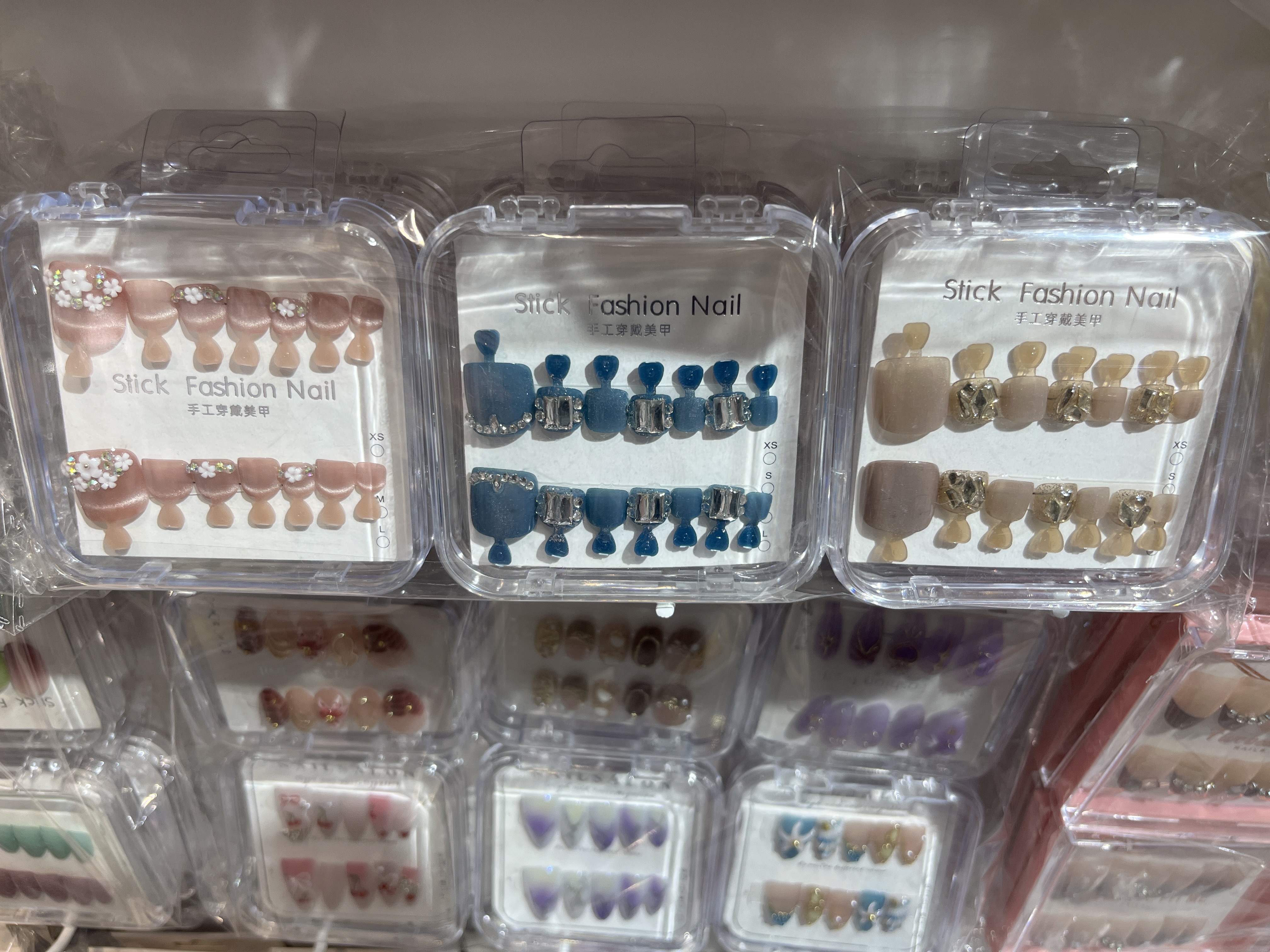 The spring and summer styles of the handcrafted nail art and toenails can be reused repeatedly. The nail art can be mixed in a bag or a box