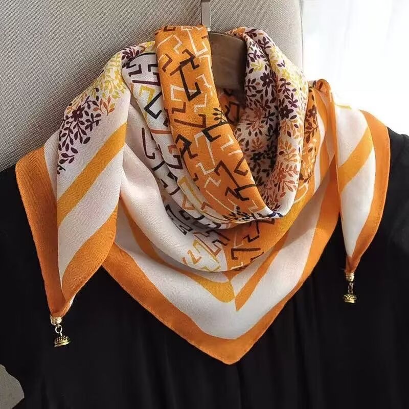 Magnetic buckle herringbone velvet square scarf 68*68cm, a fashionable new bestseller. For more new styles, please ask me for pictures. Welcome to purchase detail image 3
