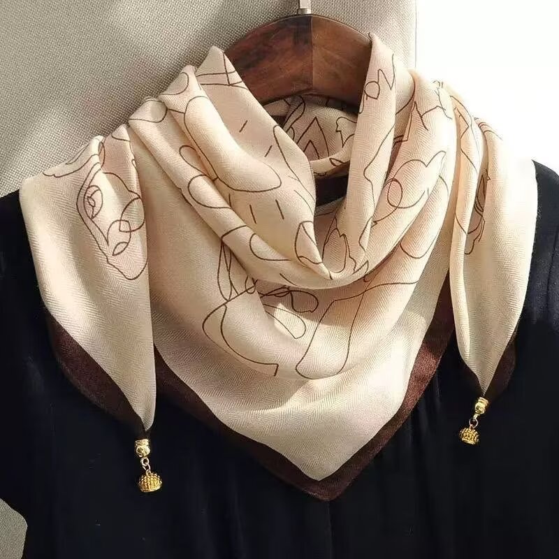 Magnetic buckle herringbone velvet square scarf 68*68cm, a fashionable new bestseller. For more new styles, please ask me for pictures. Welcome to purchase details Picture