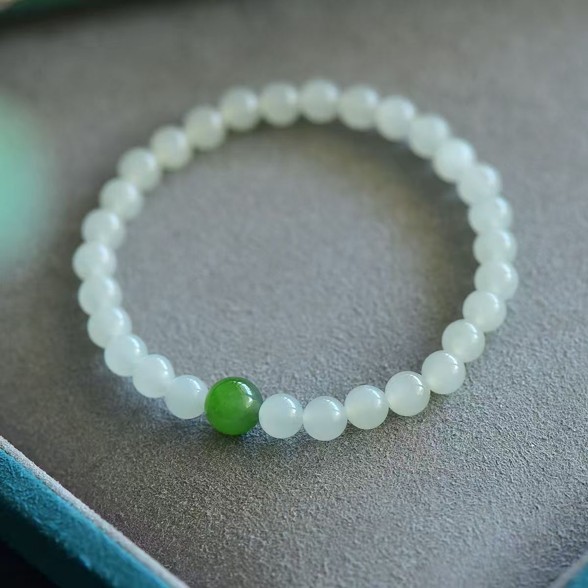 Natural Hetian jade bracelet, exquisite sheep fat white jade round bead women's jade bracelet, green jade single circle gift Application Scenario