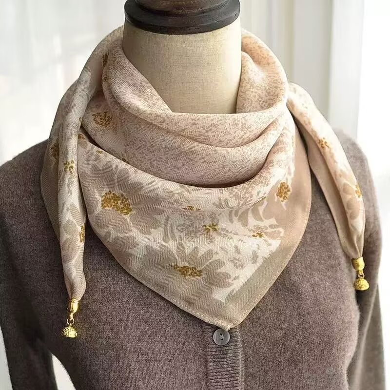 Magnetic buckle herringbone velvet square scarf 68*68cm, a fashionable new bestseller. For more new styles, please ask me for pictures. Welcome to purchase detail image 8