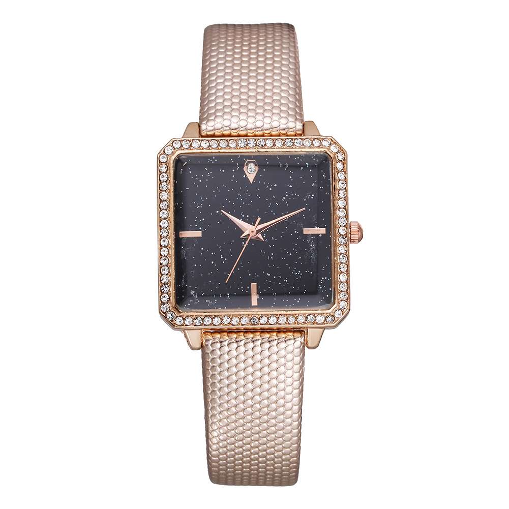 Quartz watches are classic and elegant. Apricot-colored watches are fashionable men's watches Quartz watches are classic and elegant. Apricot-colored watches are fashionable men's watches