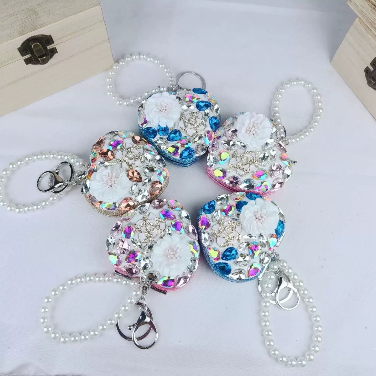 Crystal diamond folding mirror, moving three-dimensional butterfly decoration, heart-shaped mirror, makeup mirror, bead chain, keychain pendant Specification image