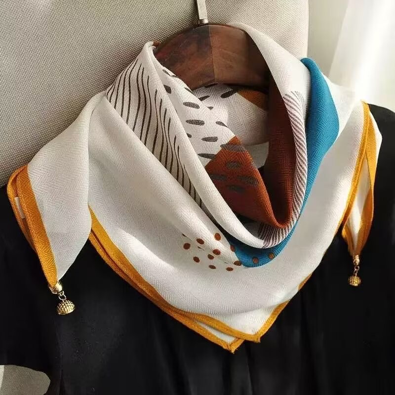 Magnetic buckle herringbone velvet square scarf 68*68cm, a fashionable new bestseller. For more new styles, please ask me for pictures. Welcome to purchase Specification image