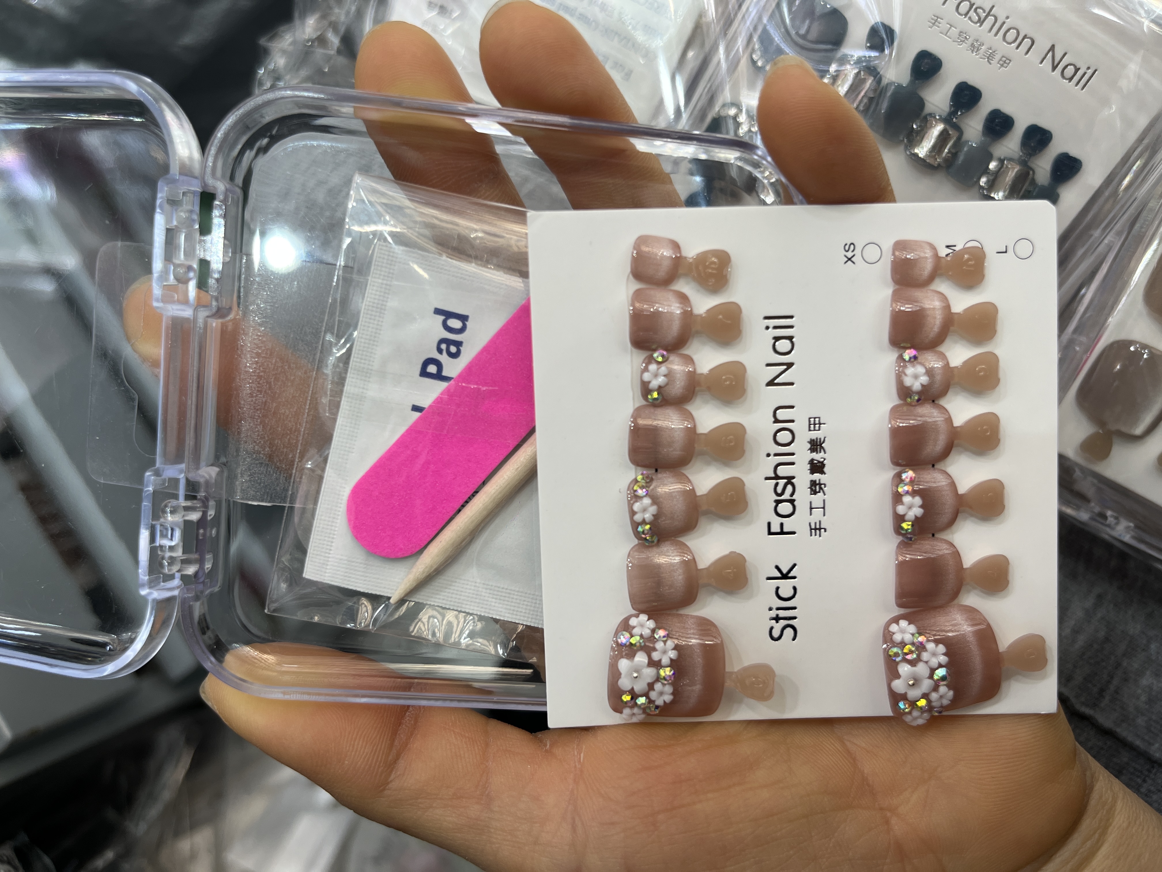 The spring and summer styles of the handcrafted nail art and toenails can be reused repeatedly. The nail art can be mixed in a bag or a box Item Picture