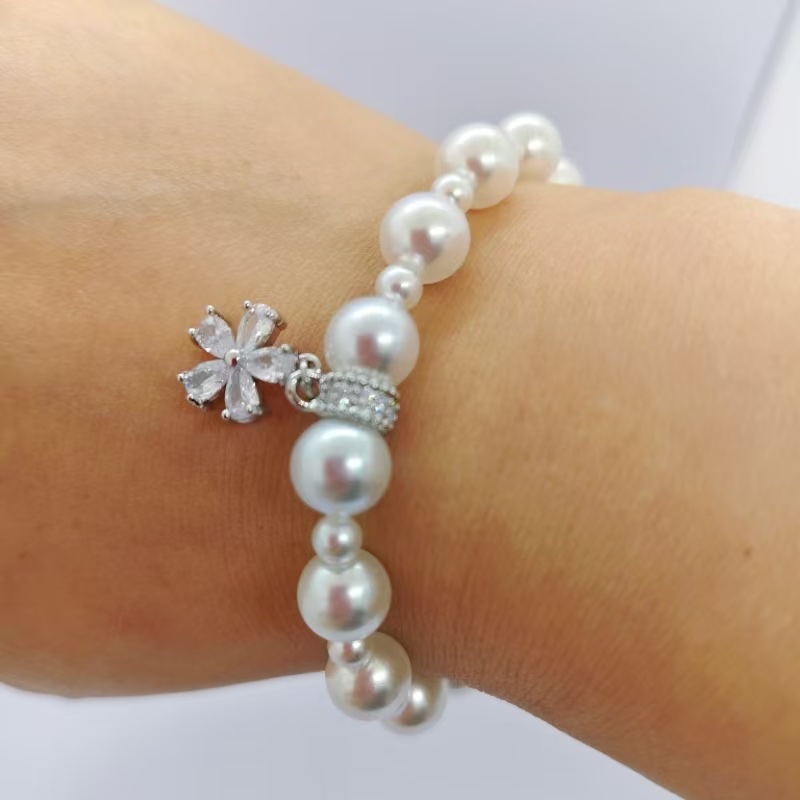 Exquisite Shi Family Pearl Five-petal Flower bracelet for women, a light luxury, niche and high-end style bracelet, new spring and summer jewelry accessory Item Picture