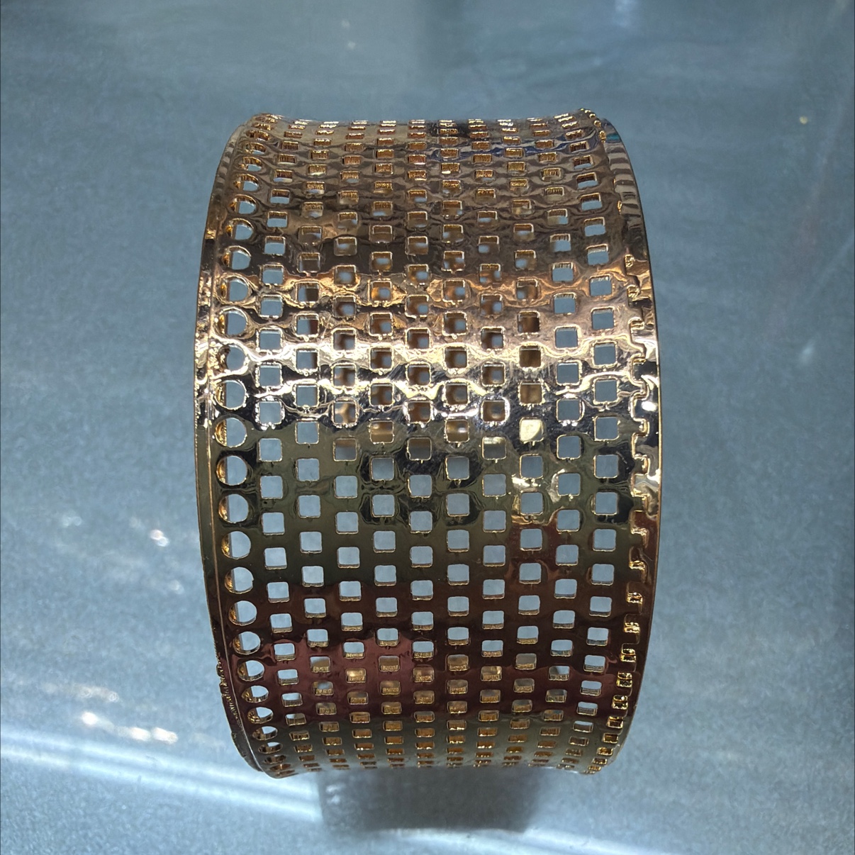Fashionable, elegant and stylish gold-plated bracelet details Picture