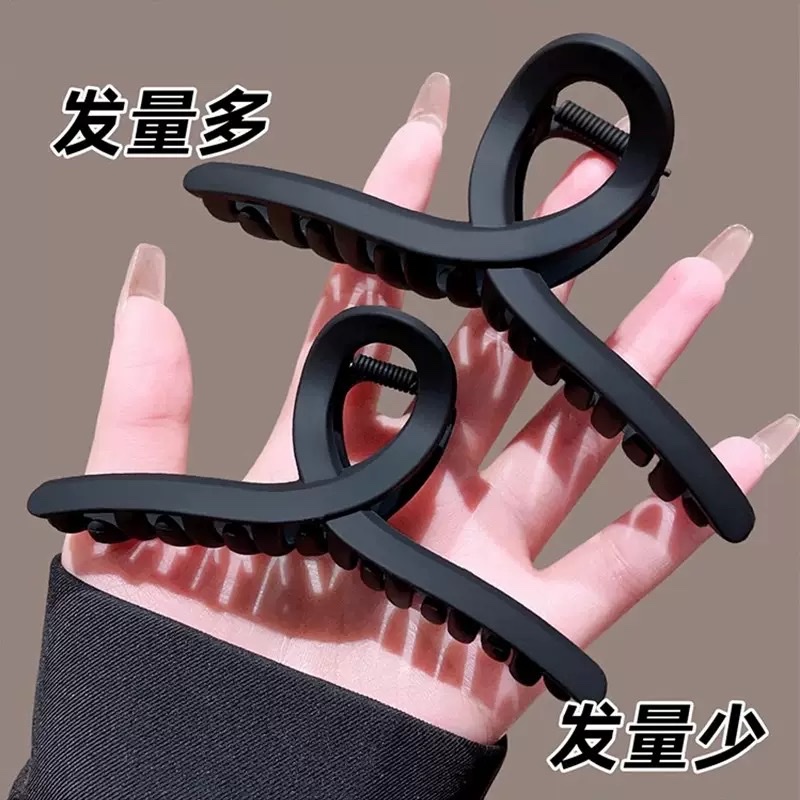 Black updo hair clip, large simple letter min hair clip, high-end female look, updo hair at the back of the head, shark clip headwear Application Scenario