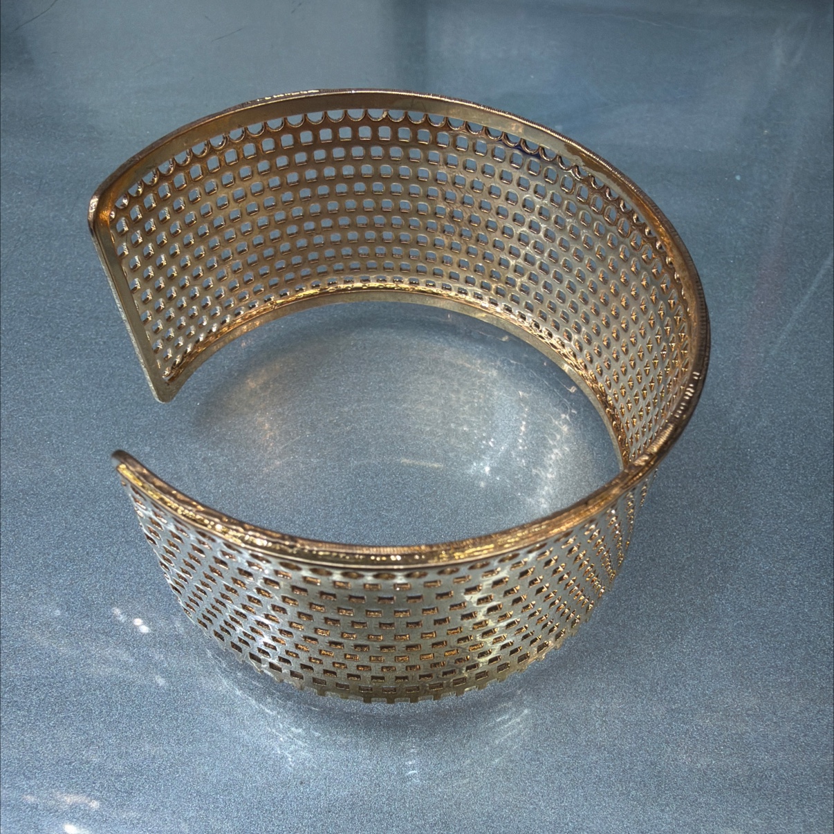 Fashionable, elegant and stylish gold-plated bracelet Specification image