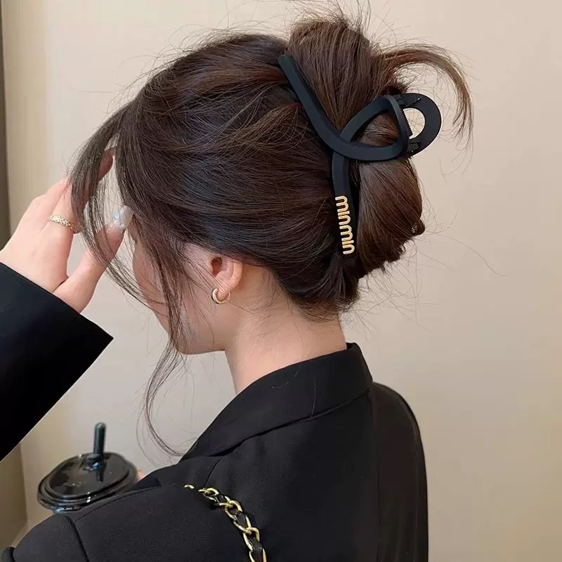 Black updo hair clip, large simple letter min hair clip, high-end female look, updo hair at the back of the head, shark clip headwear detail image 2