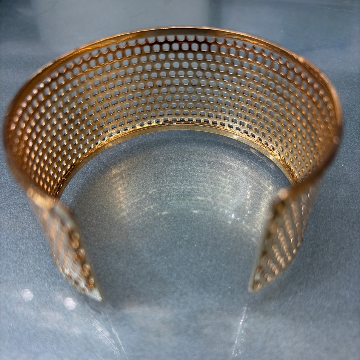 Fashionable, elegant and stylish gold-plated bracelet Application Scenario