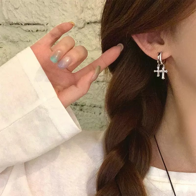 Super Flash Zircon double cross ear ring earrings, women's light luxury and high-end style, unique design of ear studs and ear buckles Application Scenario