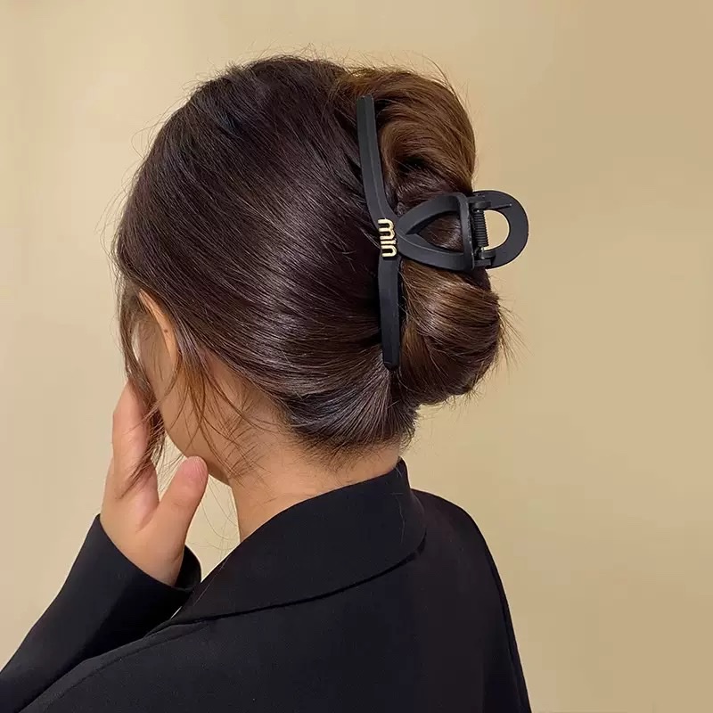 Black updo hair clip, large simple letter min hair clip, high-end female look, updo hair at the back of the head, shark clip headwear detail image 3