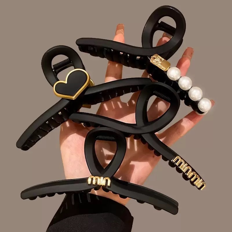 Black updo hair clip, large simple letter min hair clip, high-end female look, updo hair at the back of the head, shark clip headwear