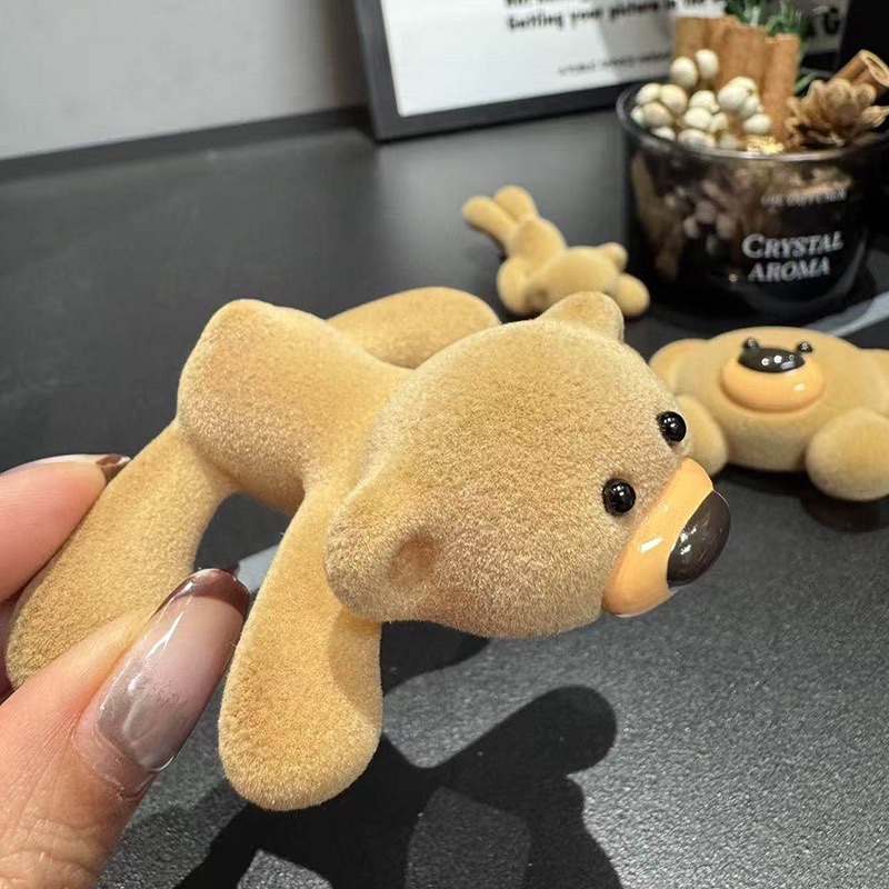 Cartoon cute plush bear side hair clips, sweet and cool style, light luxury and high-end feel, duckbill clips, trendy and versatile hair accessories Application Scenario