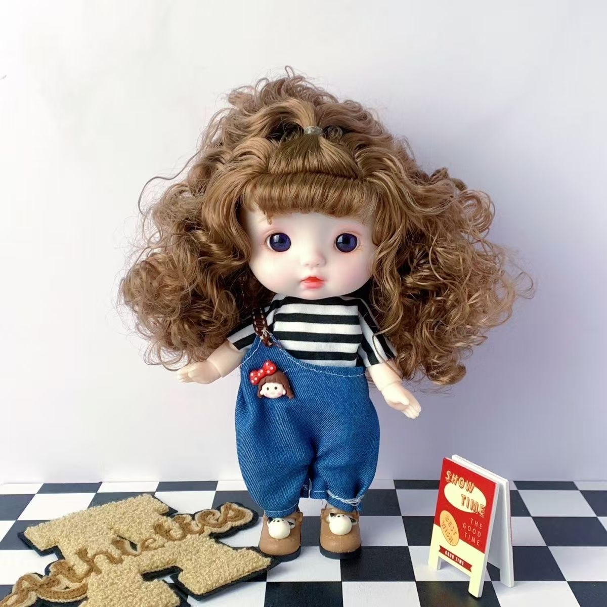 A 22-centimeter cute and adorable doll dress-up toy