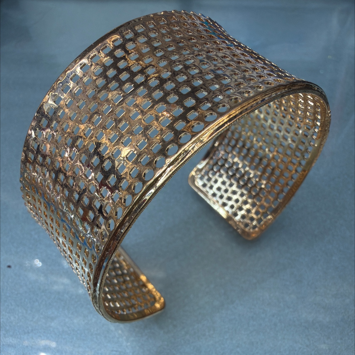 Fashionable, elegant and stylish gold-plated bracelet Item Picture