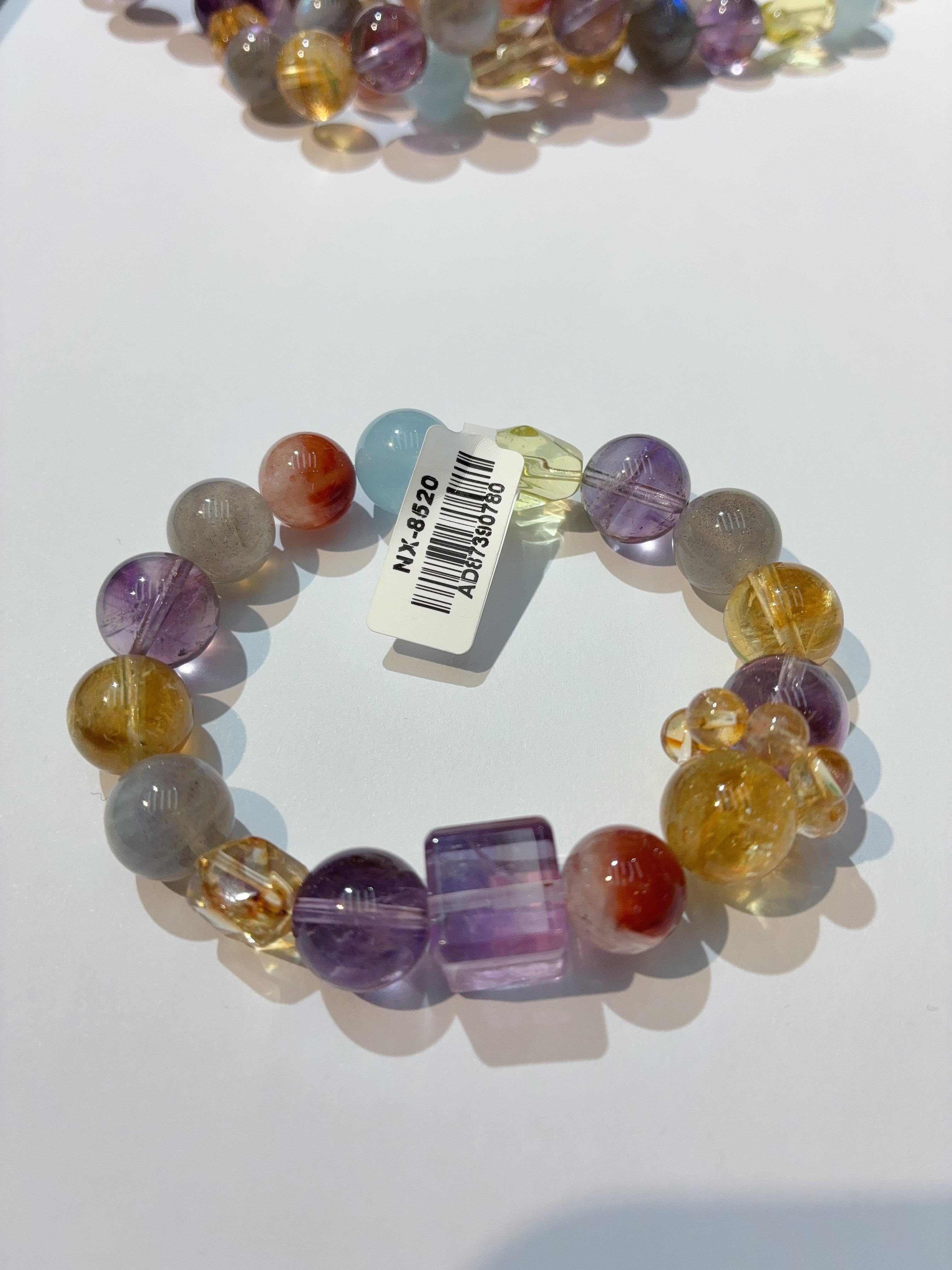 腕间一抹清透水晶，藏着细碎星光与温柔心事，抬手便是温柔与好运。手串水晶手串