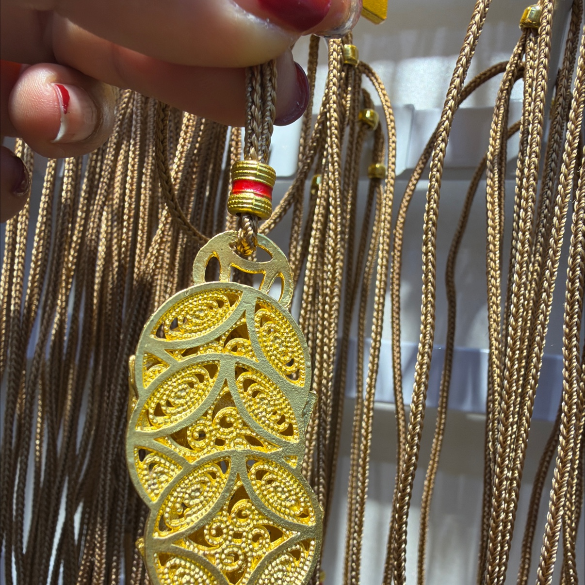 The sand-gold hollowed-out PI Xiu can gather and protect wealth. Traditional craftsmanship can be used to make various accessories details Picture