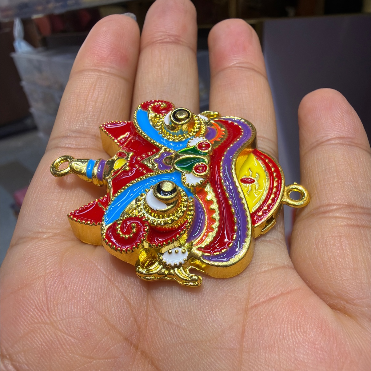 Lion dance alloy pendant, enamel color craftsmanship, can be used to make sweater chains, cart hangers and mobile phone hangers Application Scenario