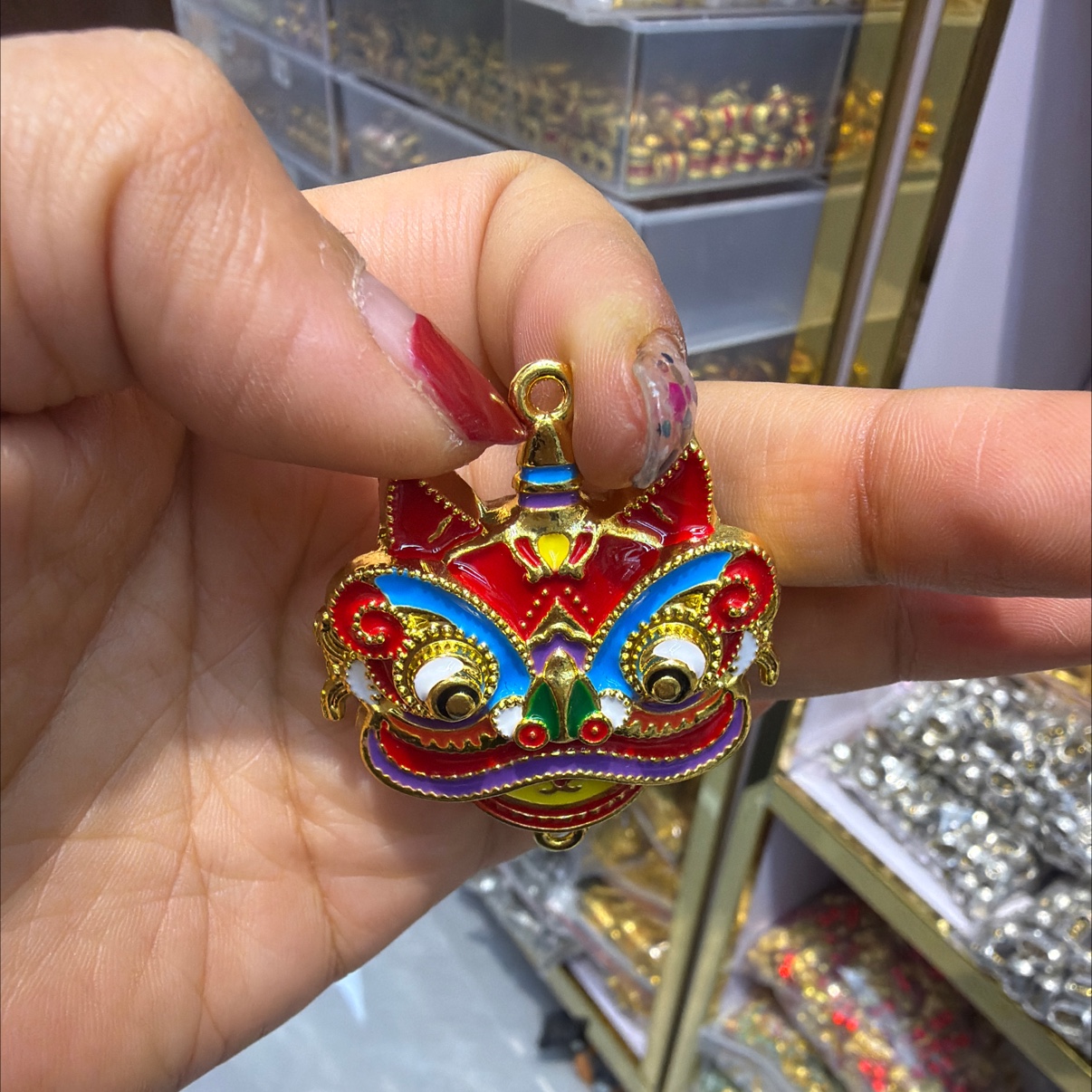 Lion dance alloy pendant, enamel color craftsmanship, can be used to make sweater chains, cart hangers and mobile phone hangers Specification image