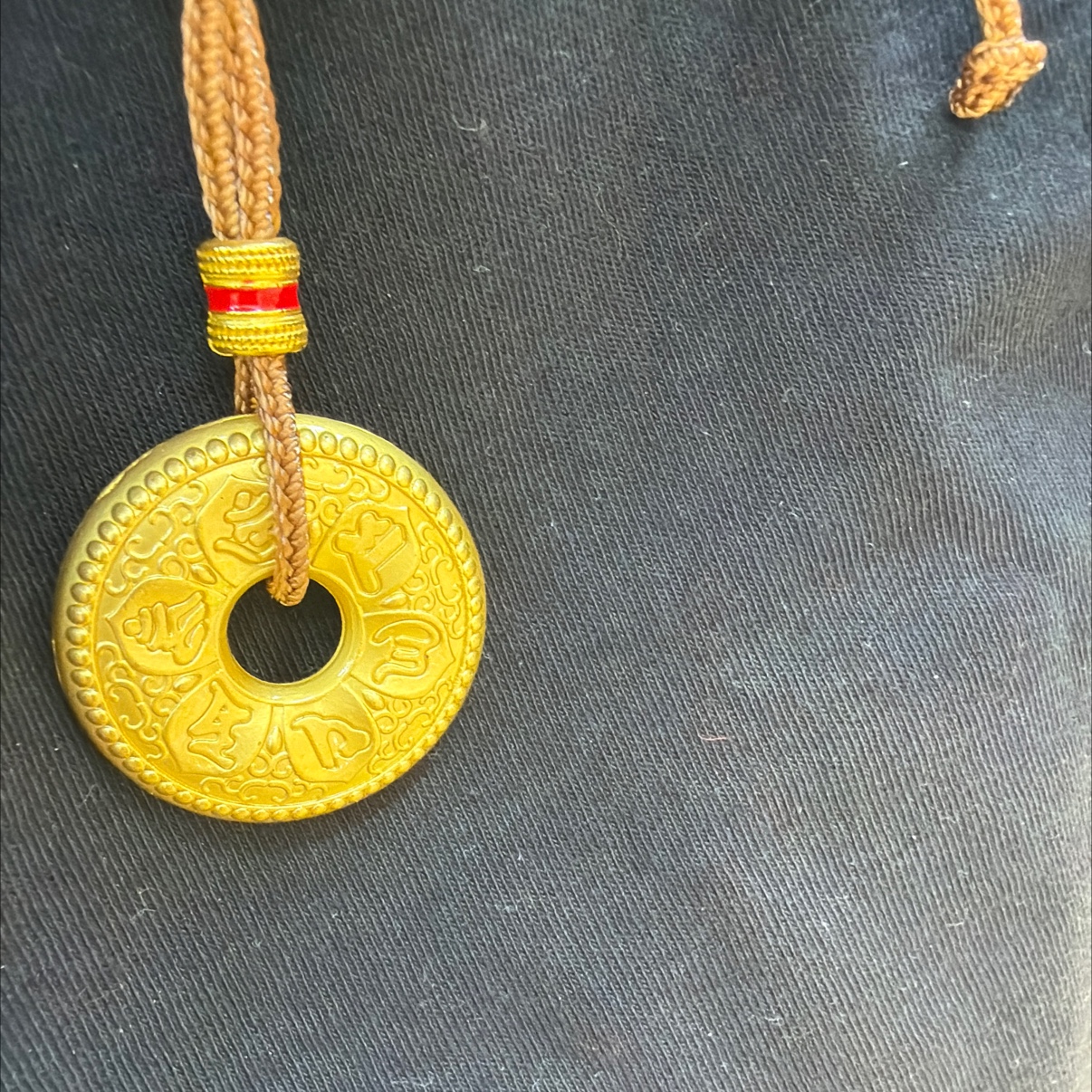 Sand gold pendant, six-character mantra, double-sided Eight Treasures compass pendant Application Scenario