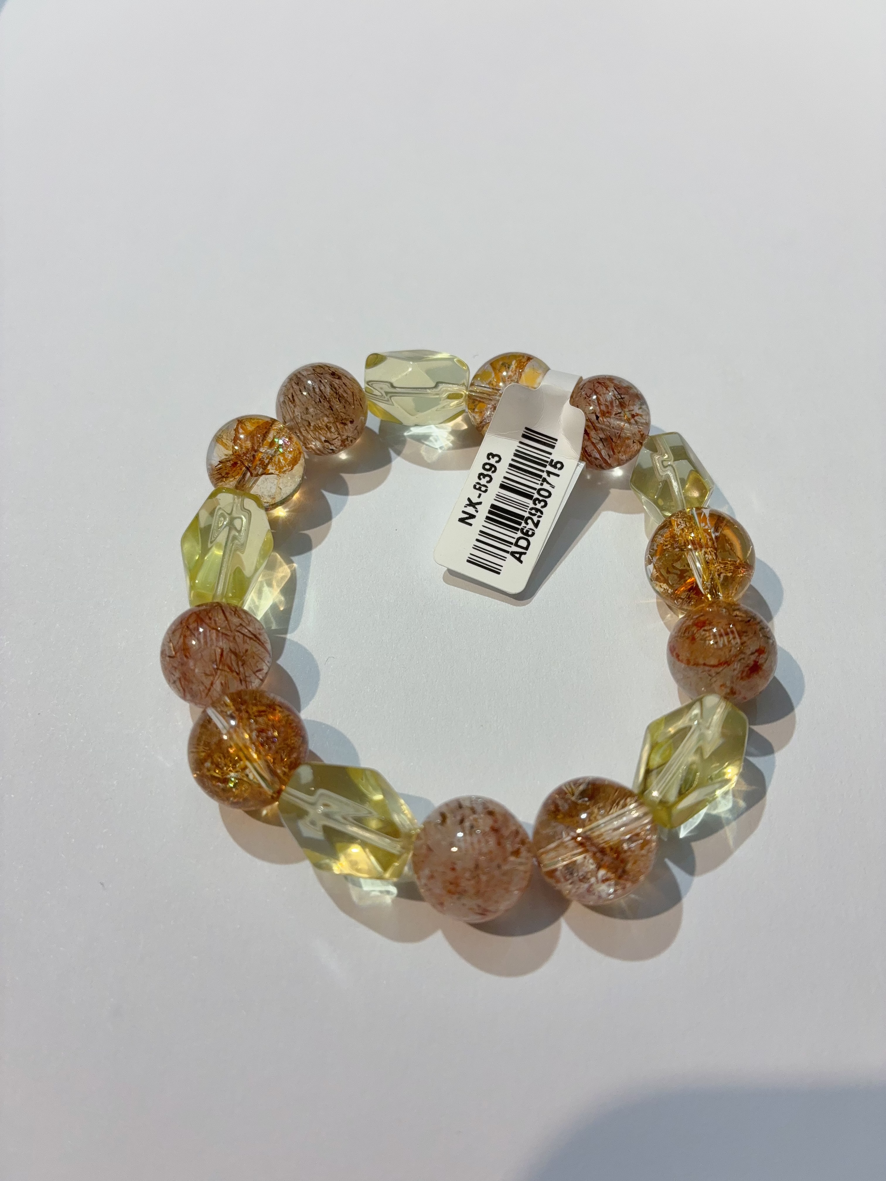 腕间一抹清透水晶，藏着细碎星光与温柔心事，抬手便是温柔与好运。水晶手串水晶手串