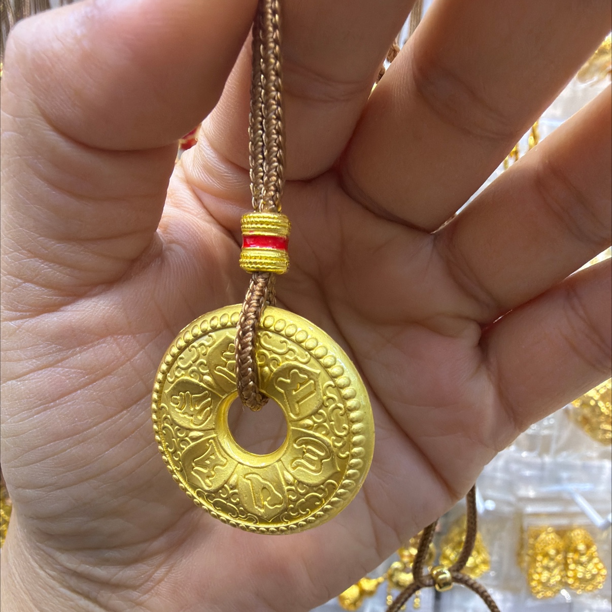 Sand gold pendant, six-character mantra, double-sided Eight Treasures compass pendant Specification image