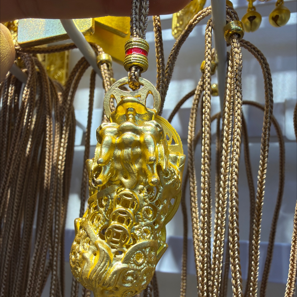 The sand-gold hollowed-out PI Xiu can gather and protect wealth. Traditional craftsmanship can be used to make various accessories