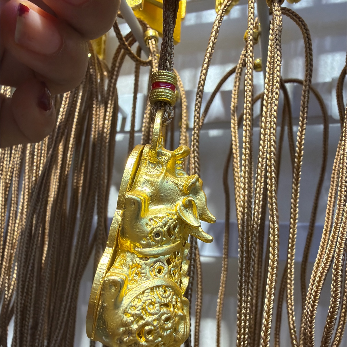 The sand-gold hollowed-out PI Xiu can gather and protect wealth. Traditional craftsmanship can be used to make various accessories Application Scenario