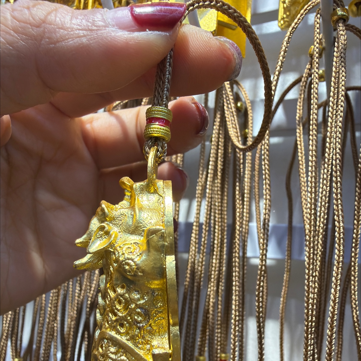The sand-gold hollowed-out PI Xiu can gather and protect wealth. Traditional craftsmanship can be used to make various accessories Specification image