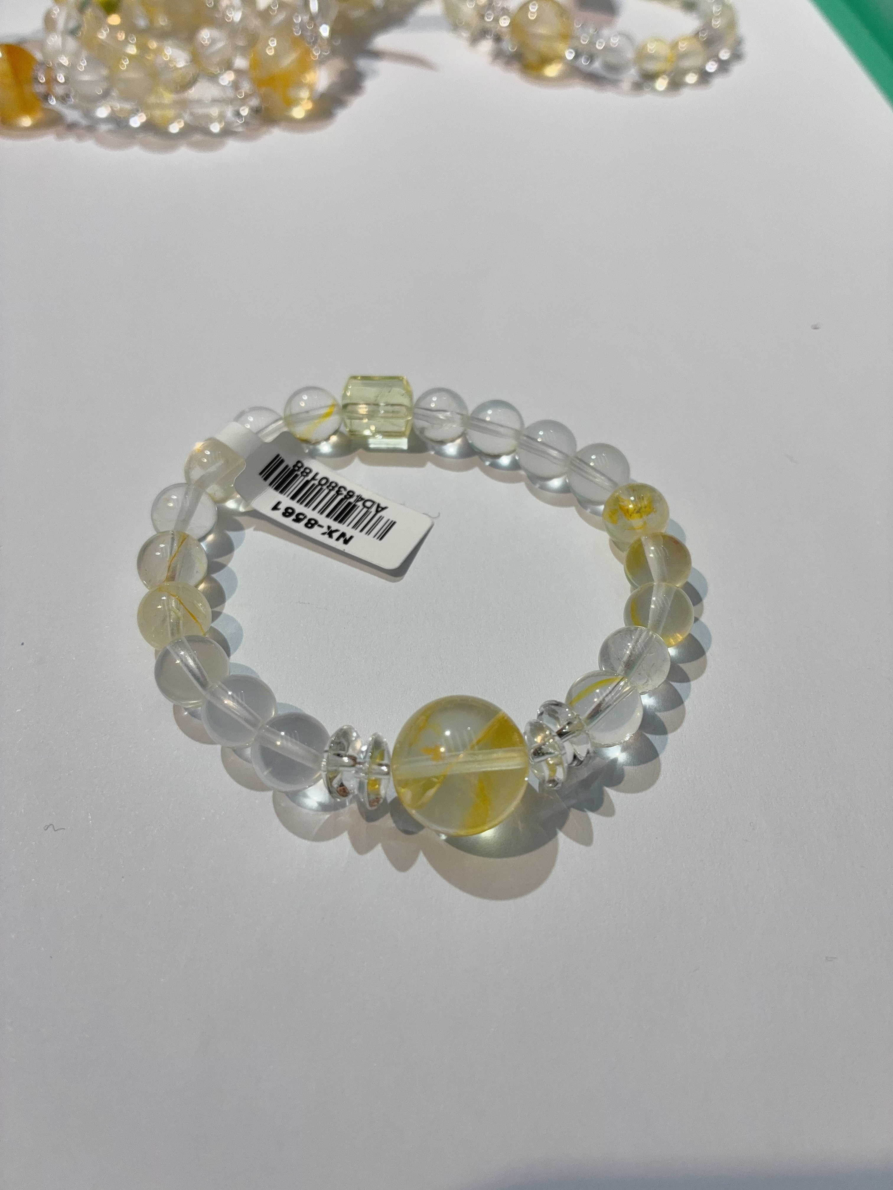 腕间一抹清透水晶，藏着细碎星光与温柔心事，抬手便是温柔与好运。水晶手串