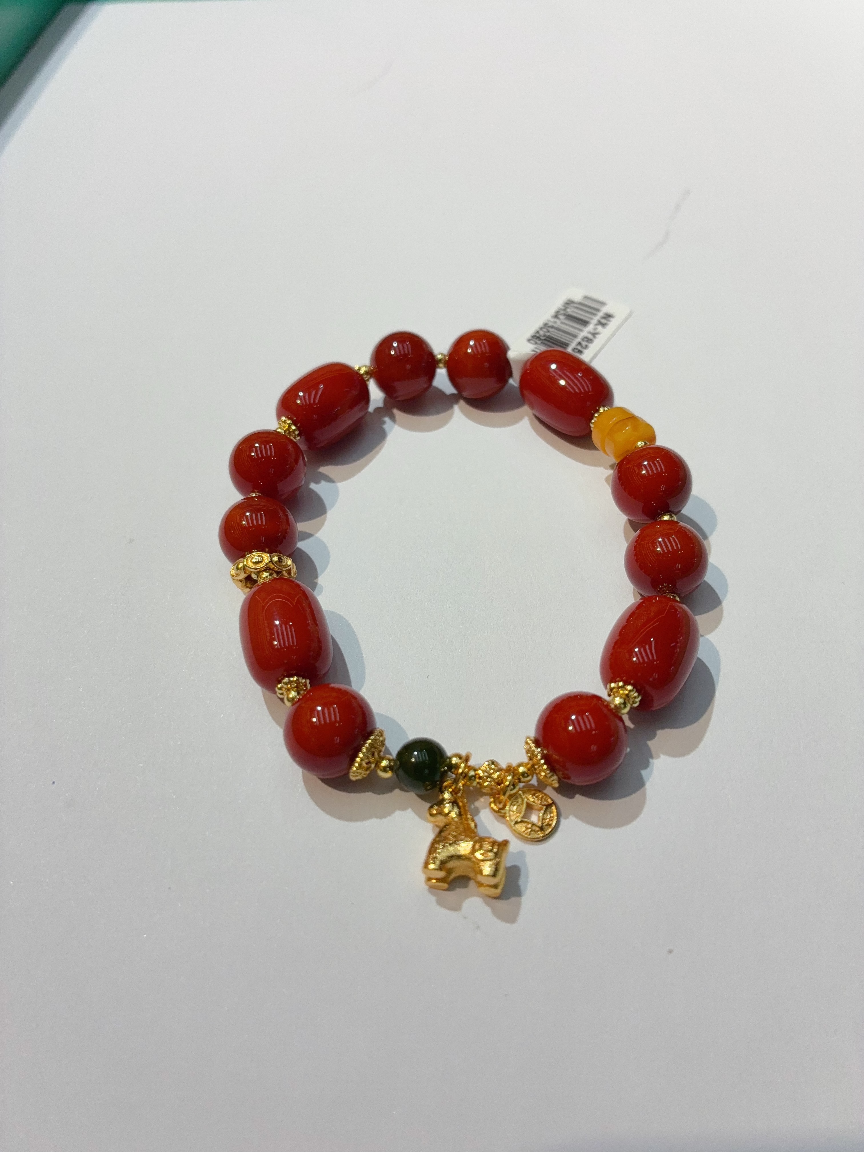 一抹中国红，腕间添福运。南红凝脂，温润入心，戴的是吉祥，守的是平安。