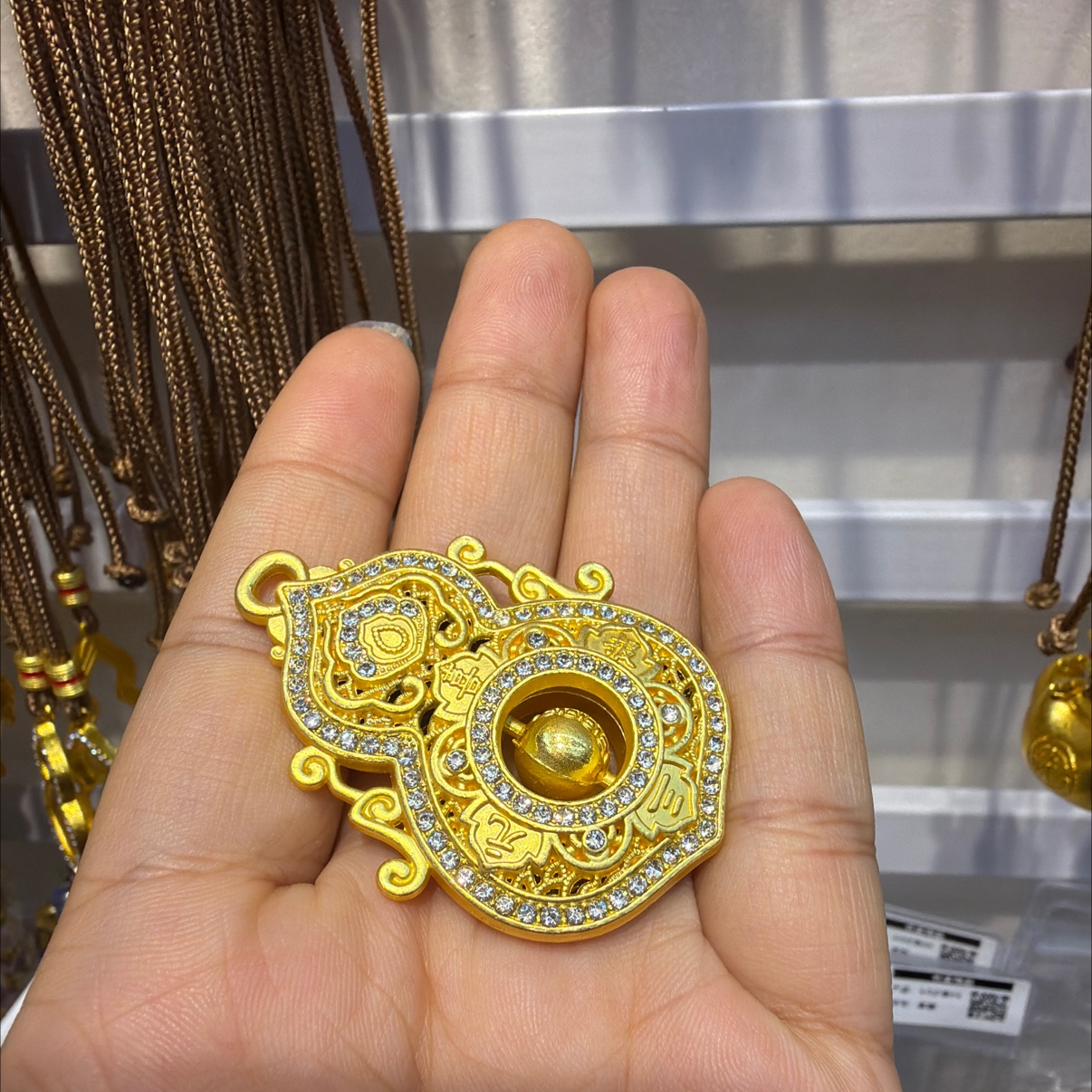 Handmade DIY alloy jewelry accessory set, traditional craftsmanship creativity, sand gold pendant Application Scenario