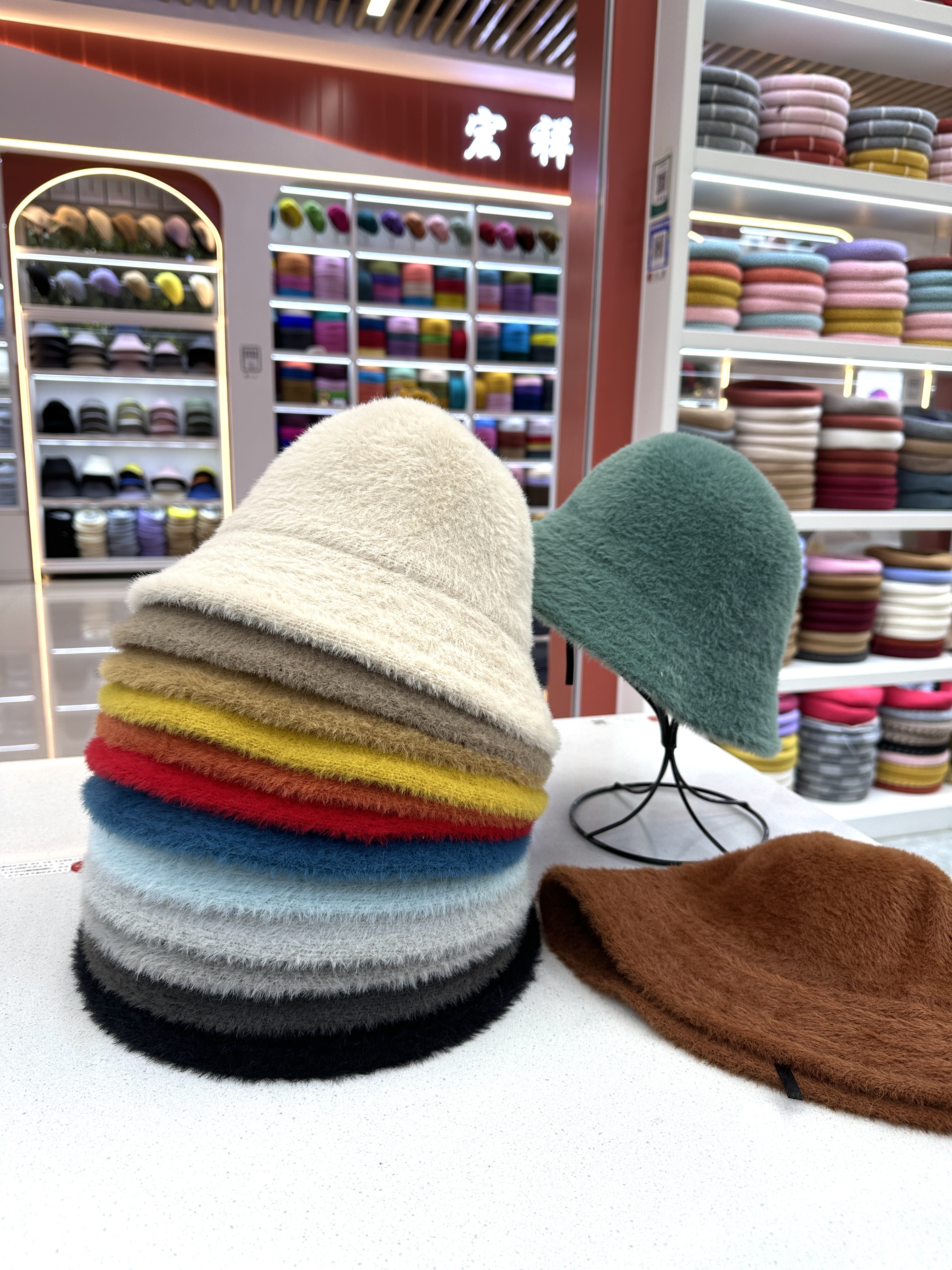 Knitted woolen hat for winter warmth and thickening, a versatile hat for both men and women, and a perfect match for women in winter Specification image