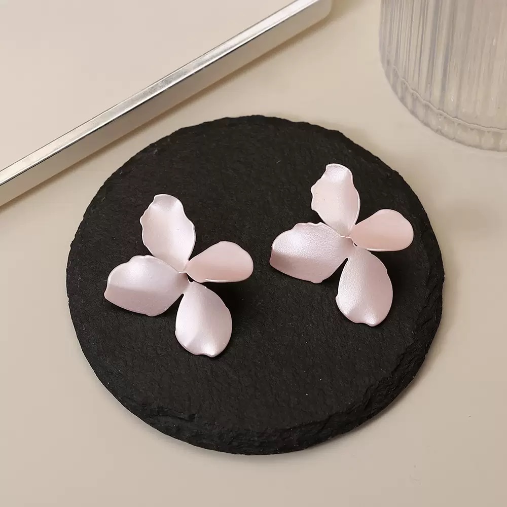 European and American exaggerated, simple and fashionable lacquered flower stud earrings with a light luxury and high-end feel, niche design silver needle flower bouquet earrings and accessories Application Scenario